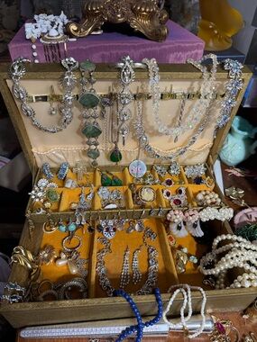 “ WONDERS FOUND “ VINTAGE JEWELRY FOR A POSHMARK SHOW AT 715PM ET